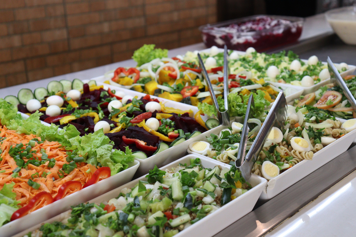 restaurante com buffet livre em campinas. Buffet de saladas com cenoura ralada, beterraba cozida, chuchu, alface e muitas outras opções. Almoçar a vontade almoço a vontade buffet livre barato 